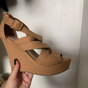 NEVER WORN TAN BEACH PLATFORM WEDGES